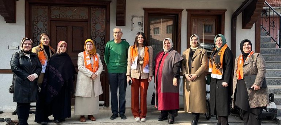 AK KADINLARDAN TARAKLI ÇIKARTMASI