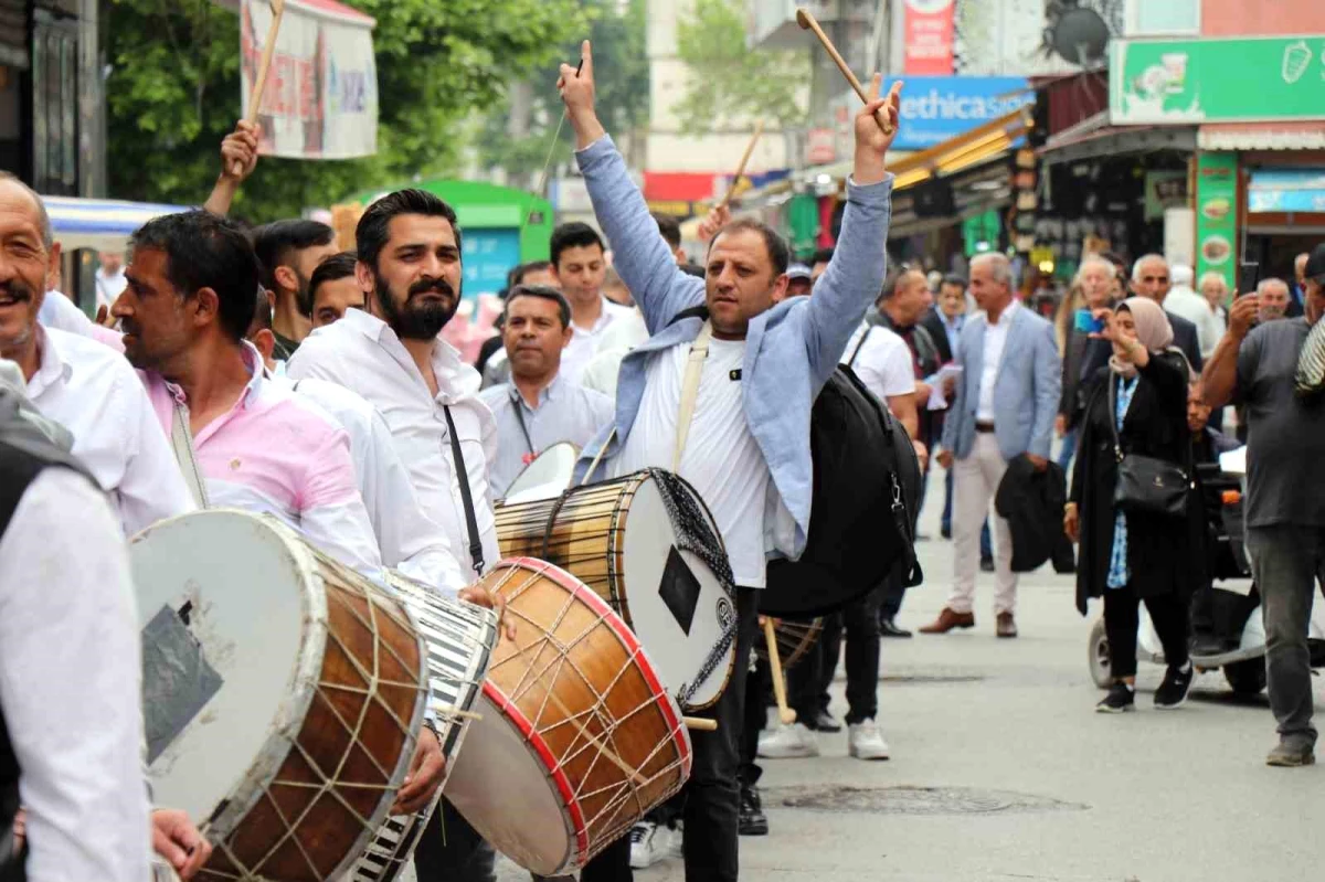 Davulcular, Sakarya'da seçmenleri oy kullanmaya davet etti