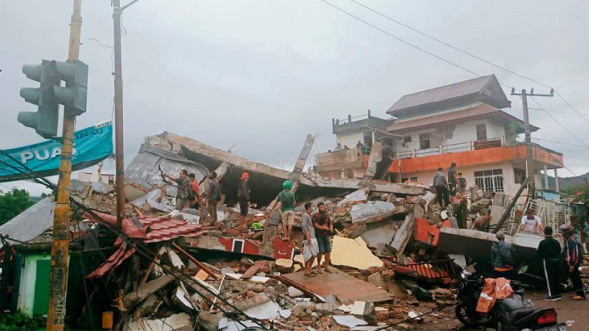 Endonezya'da meydana gelen 6.2 büyüklüğündeki depremde 35 kişi öldü, yüzlerce yaralı var