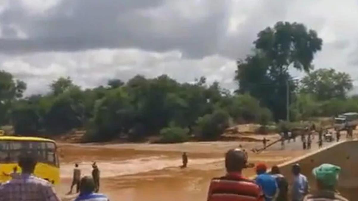 Kenya'da taşan nehri geçmek isteyen otobüs devrildi: 20 ölü
