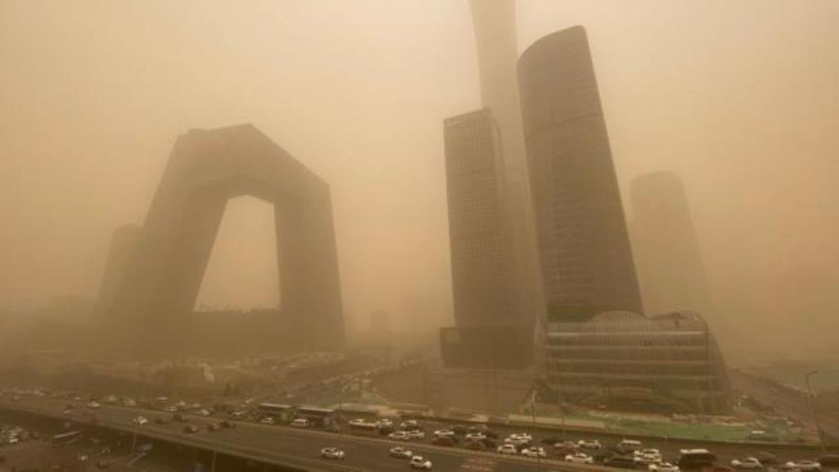 Kum fırtınası nedeniyle sarı alarma geçen Pekin'de hava kirliği seviyesi 160 kat arttı