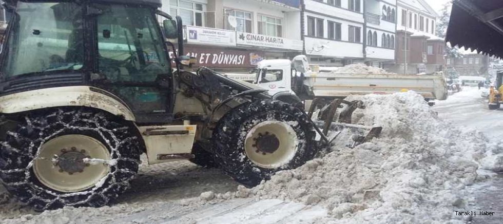 Taraklı Belediyesi Kamyonlarla Kar Taşıdı