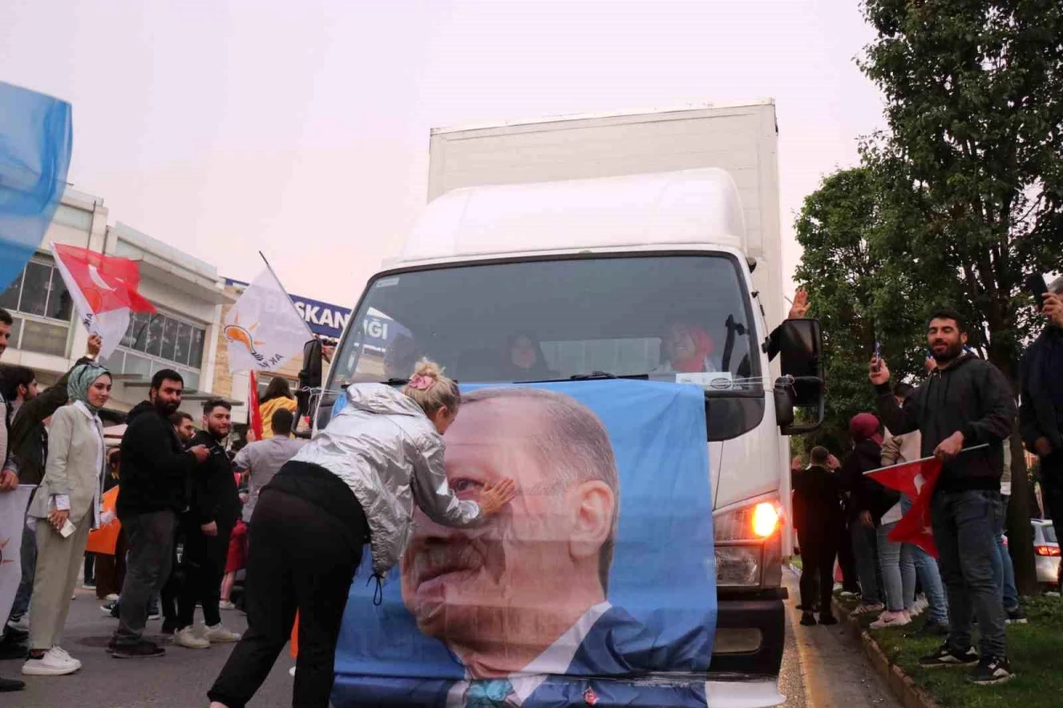 Sakaryalılar Seçim Zaferini Kutladı