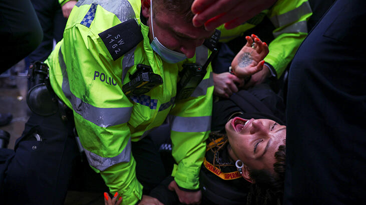 Son dakika... İngiltere’de polis aşı karşıtı gösteriye müdahale etti!