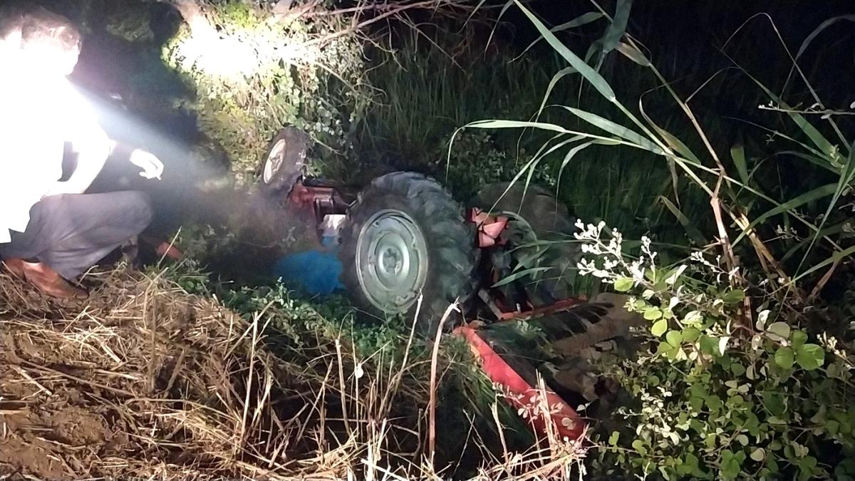 Su kanalına devrilen traktörün sürücüsü hayatını kaybetti