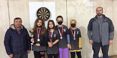 Dart’da Taraklı Ortaokulu Yıldız Kızlar takımı Sakarya ikincisi oldu
