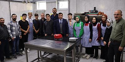 Taraklı ilçesinde öğrenciler 100. yıl pastası kesti.