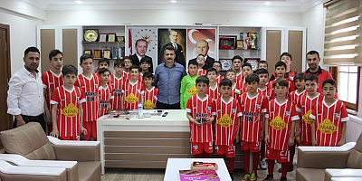 Taraklıspor’un U_13 futbolcularından Taraklı Belediye Başkanı İbrahim Pilavcı’ya Ziyaret