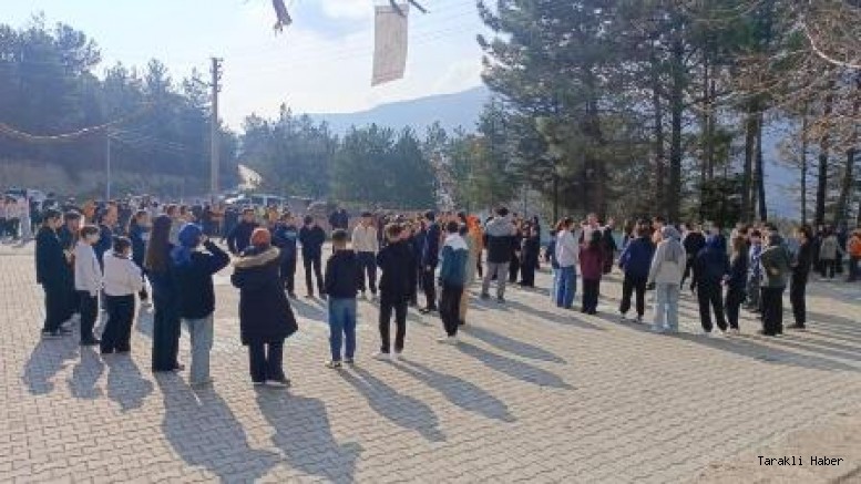 1-7 Mart Deprem Haftasında Taraklı Ortaokulunda Tahliye Tatbikatı Yapıldı