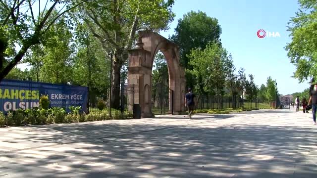 65 yaş ve üzeri vatandaşlar Millet Bahçesi ile çay ocaklarına akın etti