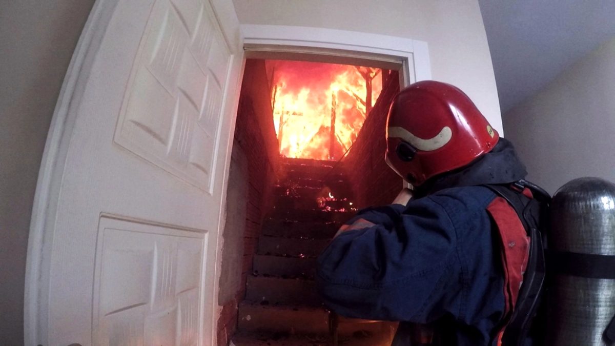 Aksiyon film sahnesi değil, itfaiye erlerinin yangına müdahalesi