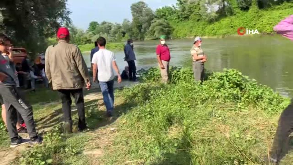 Arkadaşlarıyla Sakarya Nehri'ne giren 13 yaşındaki çocuk kayboldu