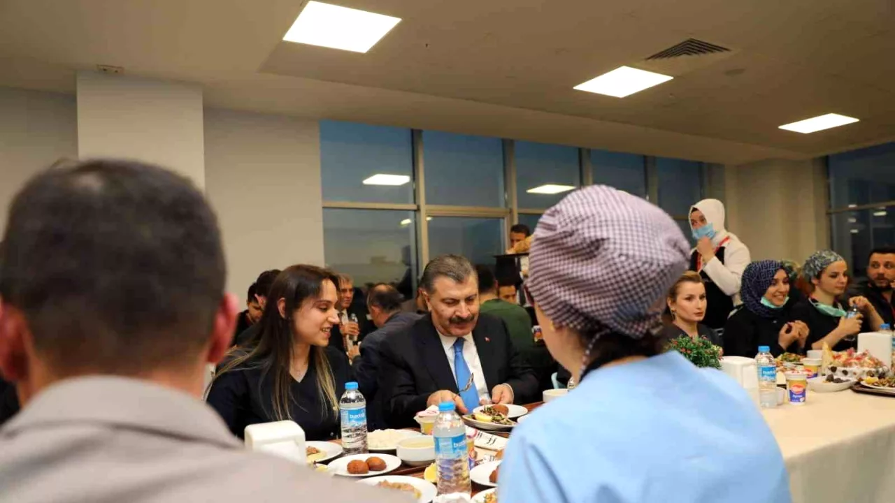 Bakan Koca, sağlık çalışanlarıyla iftar yaptı