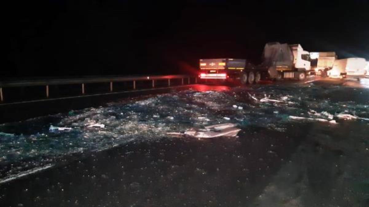 Bariyere çarpan TIR'ın dorsesindeki camlar yola savruldu, ulaşım aksadı