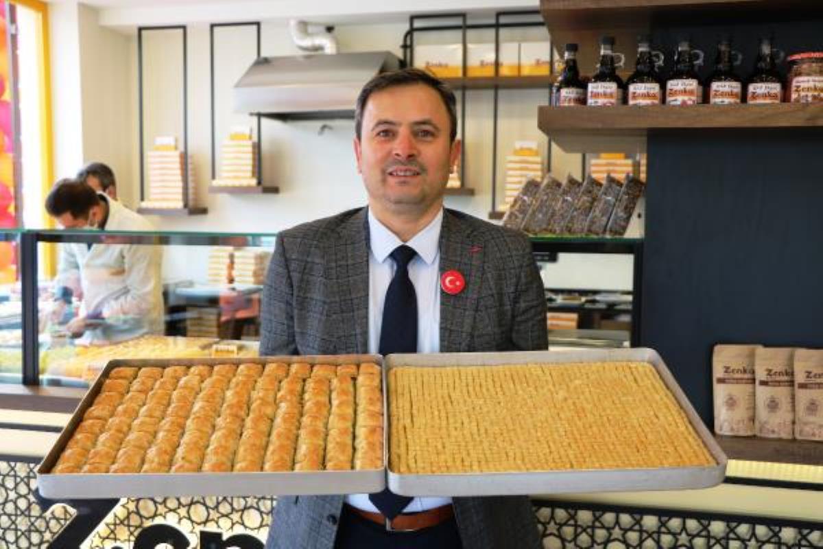 Bir tepsiye 1386 baklava dilimi sığdırdı