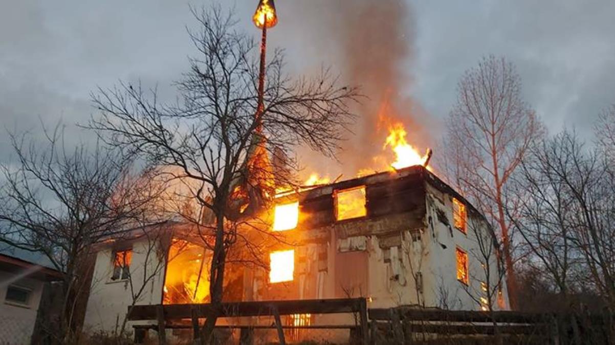 Bolu'da ahşap cami alev alev yandı