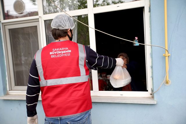 Büyükşehir Belediyesi ihtiyaç sahiplerine sıcak yemek dağıtıyor