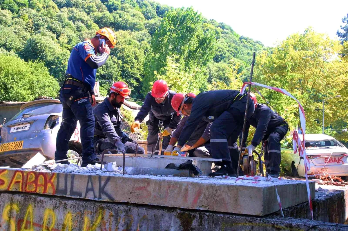 Büyükşehir'in arama kurtarma timi SABAK enkazda nefes kesti