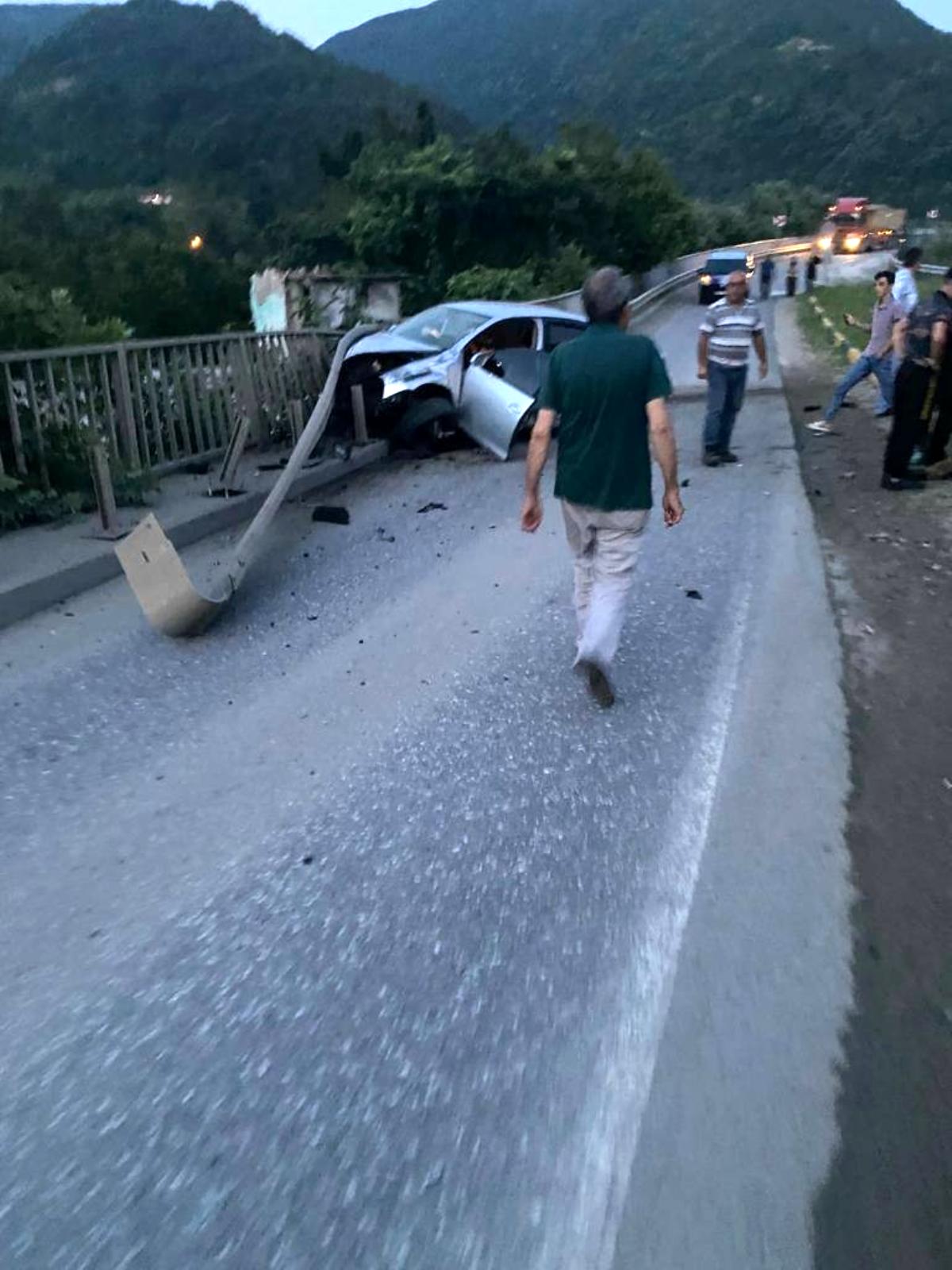 D-650'de bariyerlere çarpan otomobil hurdaya döndü: 2 yaralı