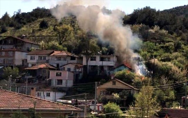Geyve'de çıkan yangında ev kullanılamaz hale geldi