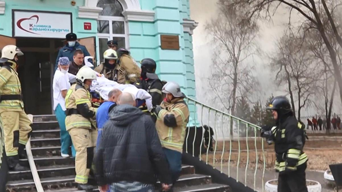 Hastanede çıkan yangına aldırmayan doktorlar açık kalp ameliyatına devam etti