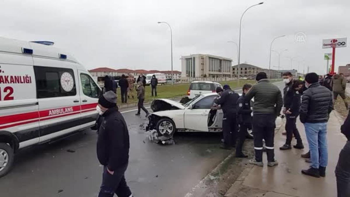 Karasu'da iki otomobilin karıştığı kazada 3 kişi yaralandı