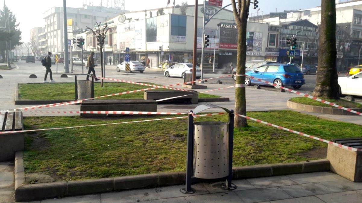 Kırmızı bölgede yer alan Sakarya'da oturma alanları şeritlerle kapatılıyor