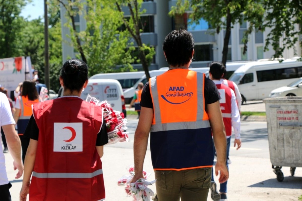 Kızılay ve AFAD işbirliğinde Sakarya'da annelere karanfil dağıtıldı