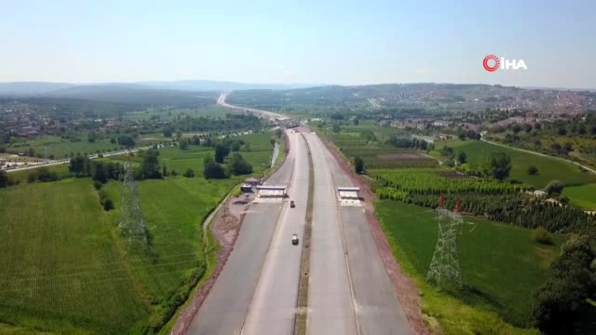 Kuzey Marmara Otoyolu'nun Sakarya kesiminde asfalt serim işlemleri sürüyor