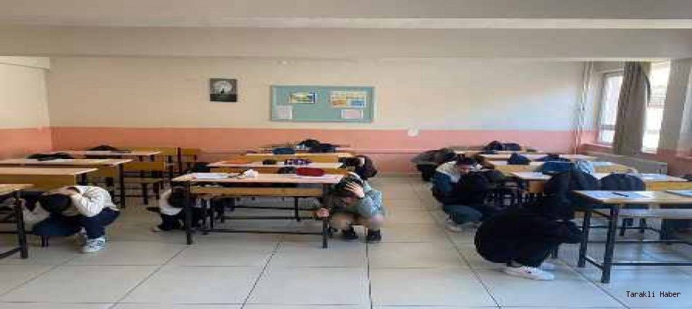 1-7 Mart Deprem Haftasında Taraklı Ortaokulunda Tahliye Tatbikatı Yapıldı