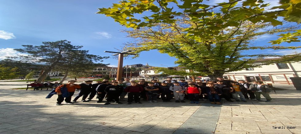 Adabilim Okulları Öğrencileri Taraklı’nın Tarihi Sokaklarını Gezdi