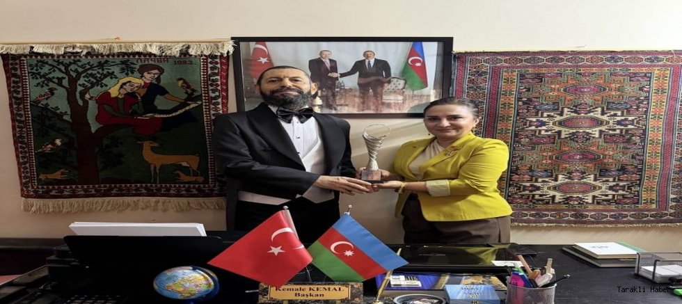 Dünyaca Ünlü Yazar Akif Manaf’a Anlamlı Ödül: “Barış Sanatı Ödülü”