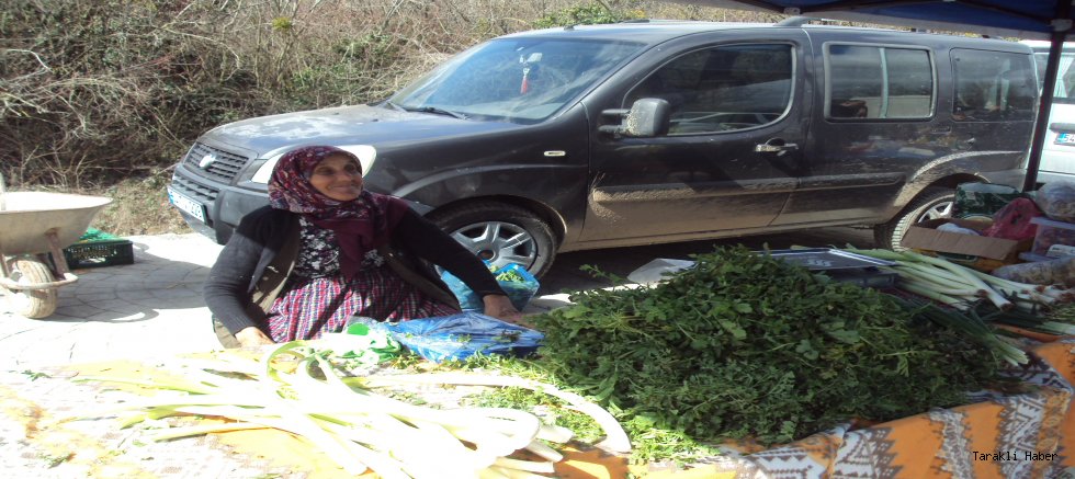 OTUZ BEŞ YILDIR PAZARDA TEZGAH AÇIYOR: