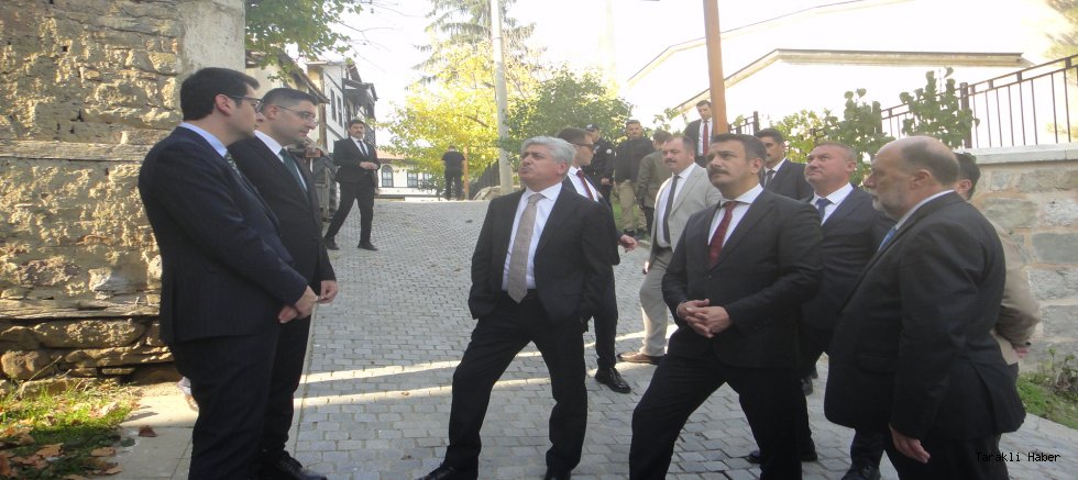 Sakarya Valisi Rahmi Doğan, Hattat Hafız Saim Özel’in Bağışladığı Tarihi Evde İncelemelerde Bulundu