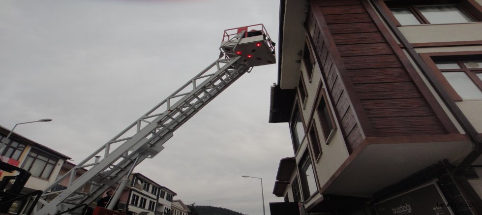 Taraklı’da Çatıda Mahsur Kalan Kedi İtfaiye Tarafından Kurtarıldı