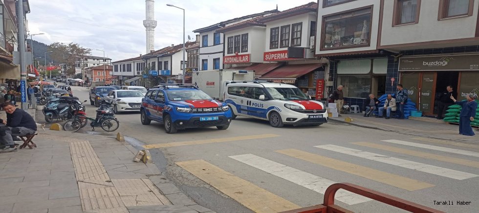TARAKLI’DA CUMHURİYET COŞKUSU SİREN SESLERİ VE TÜRK BAYRAKLARIYLA TAÇLANDI