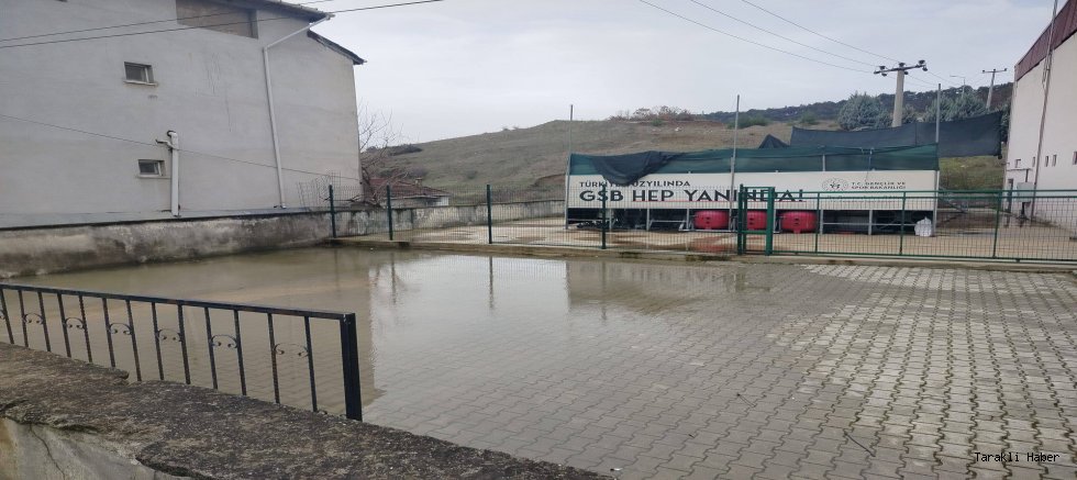 Taraklı’da Kapalı Spor Salonu Önü Yağmurda Gölete Dönüyor