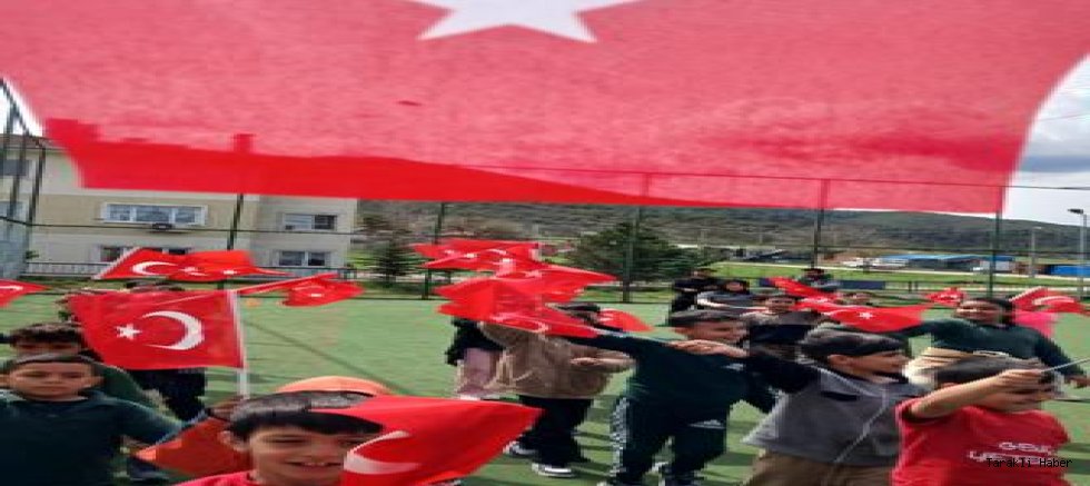 Taraklı’da “Maarifin Kalbinde Çocuk” Temalı Bayrak Yürüyüşü Coşkusu