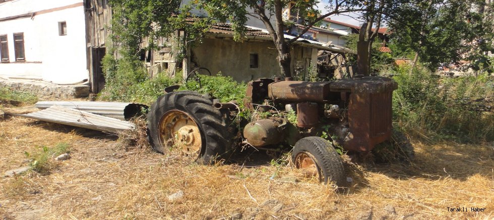 Taraklı'da Tarihe Tanıklık Eden Traktör Bahçede Kaderine Terk Edilmiş Duruyor