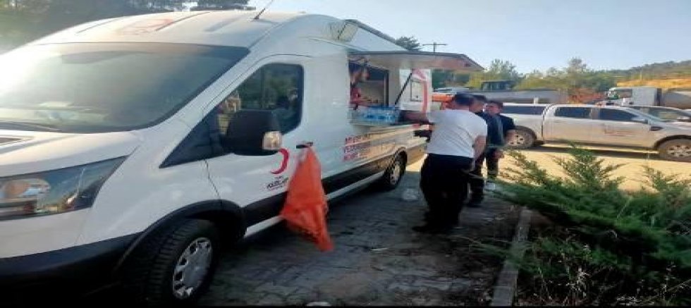 Taraklı Hacıyakup Mevkiinde Çıkan Orman Yangınına Kızılay'dan Destek