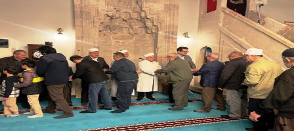 Taraklı Kaymakamı Turgay Tarık,Yunuspaşa Camii’nde vatandaşlarla bayramlaştı.