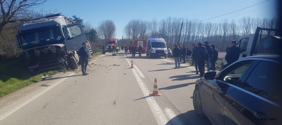 Tır ile kafa kafaya çarpışan otomobilin sürücüsü hayatını kaybetti