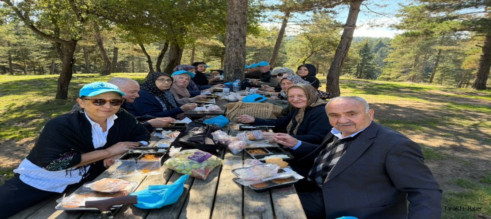 YADEM yaşlıları Taraklı Karagöl’de huzur dolu bir gün geçirdi