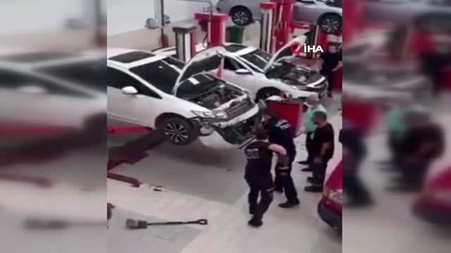 Motora giren yılan serviste tampon sökülerek çıkarıldı