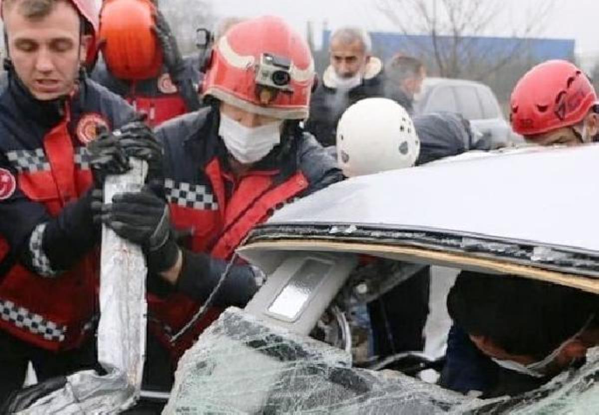 Otomobil TIR'a çarptı: 3 yaralı