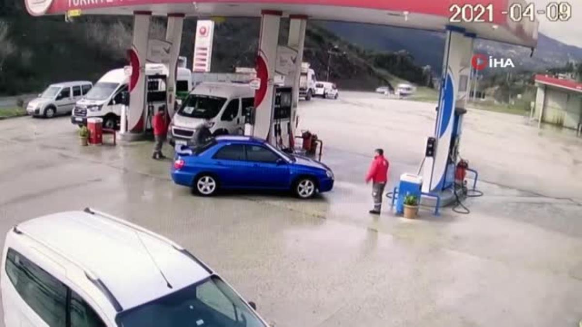 Panelvan ile otomobil kafa kafaya böyle çarpıştı: 2'si çocuk 6 yaralı