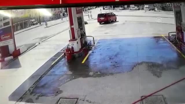 Pikapla çarpışan ambulans devrildi: 3 yaralı