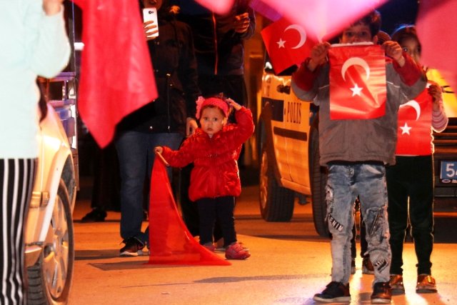 Sakarya 21.00'da tek ağızdan İstiklal Marşı okudu