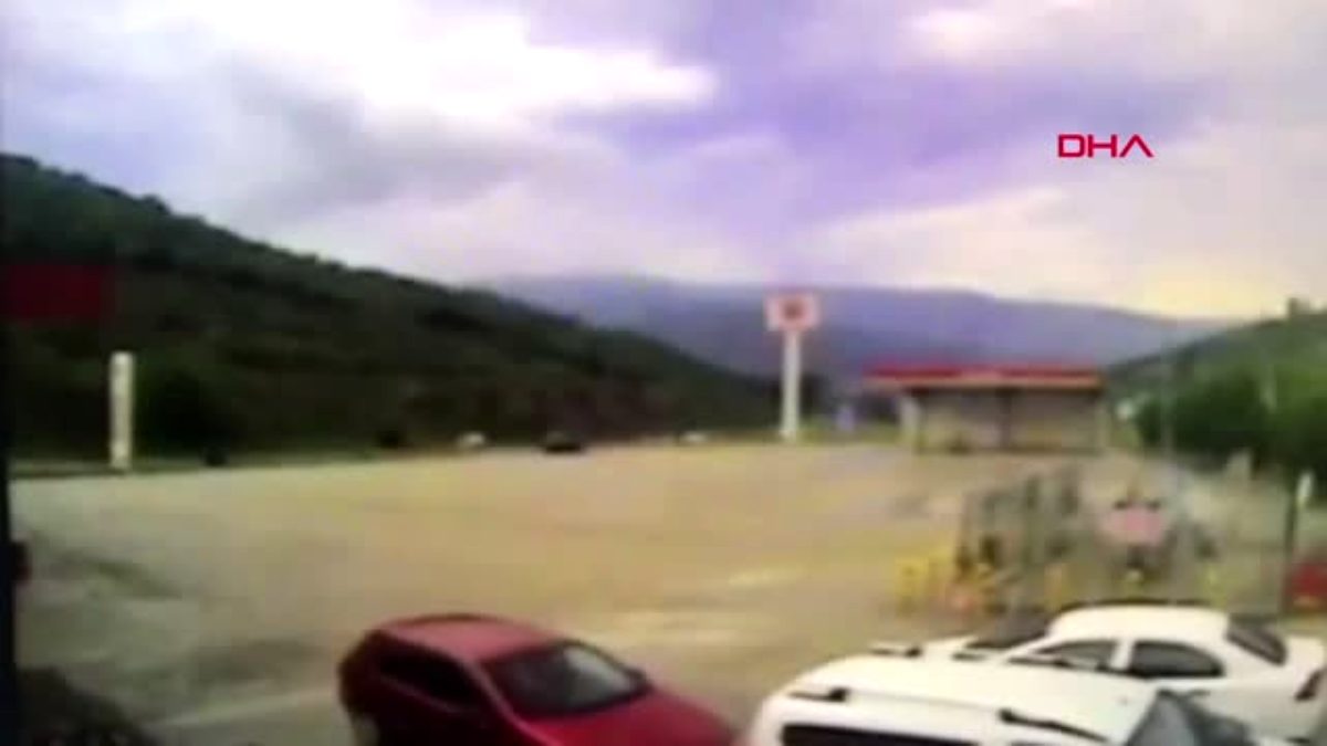 SAKARYA Akaryakıt istasyonundaki kaza güvenlik kamerasına yansıdı