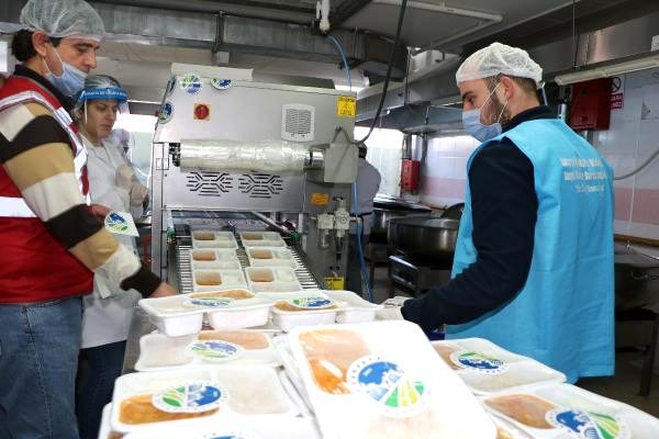 Sakarya Büyükşehir Belediyesi'nden 1000 kişilik yemek dağıtımı